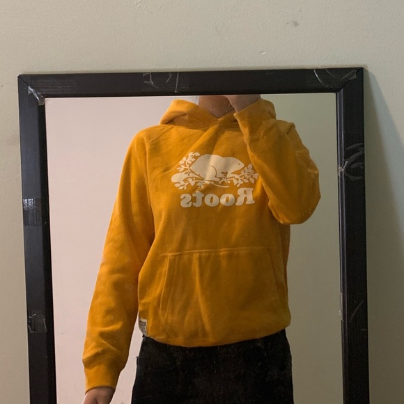 Daniel Caesar’s Yellow Roots hoodie - Picture 3 of 3